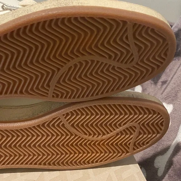 Golden Goose White Sneakers with Gold Star Accent - Picture 4 of 7